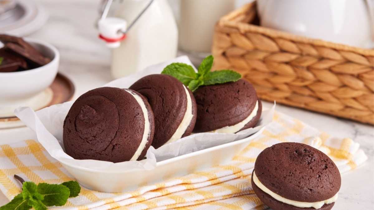 Chocolate sandwich cookies with cream filling. Delicious American homemade cakes. Moon pies.