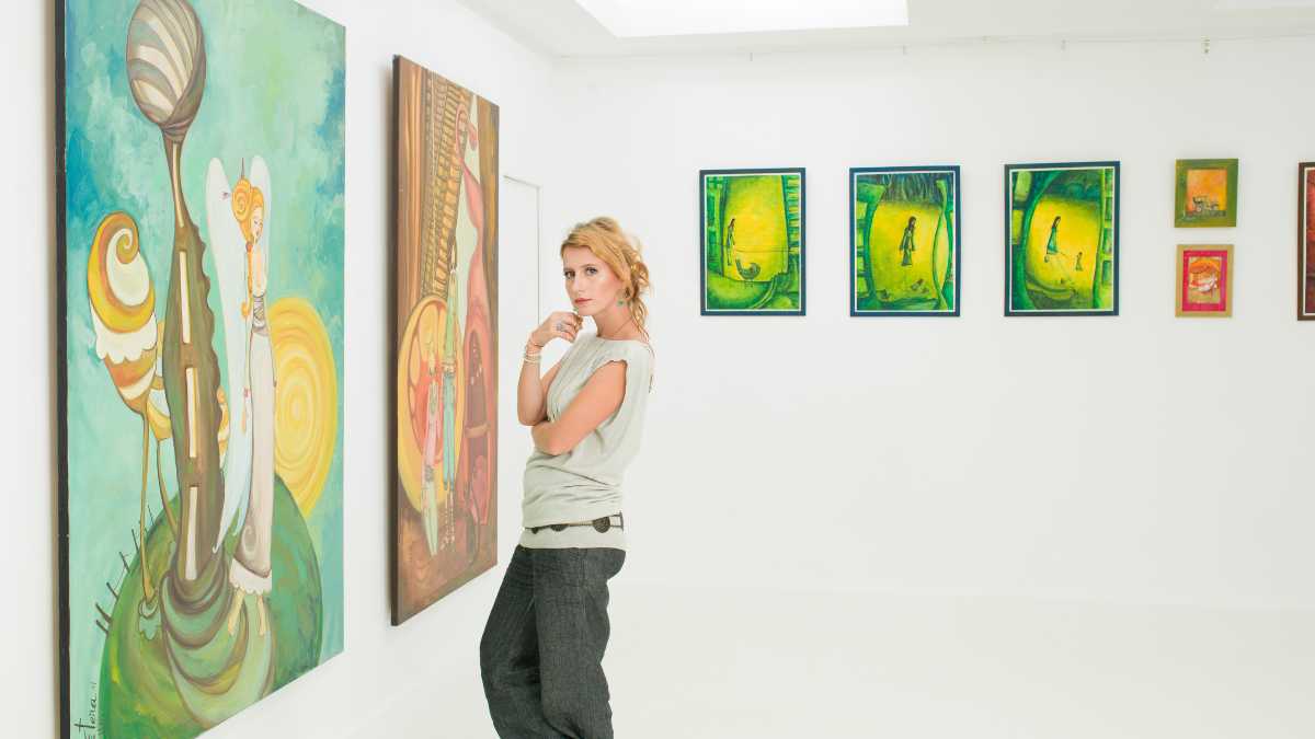 Woman in museum Canva MSN