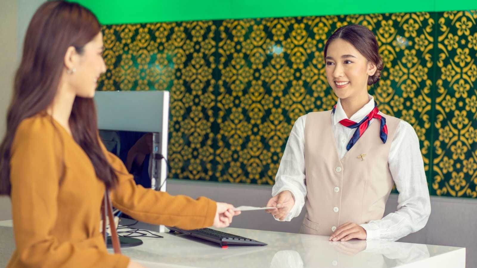 Female flight attendants on the ground provide flight checks and boarding passes for female passengers at the airline's airport counters.