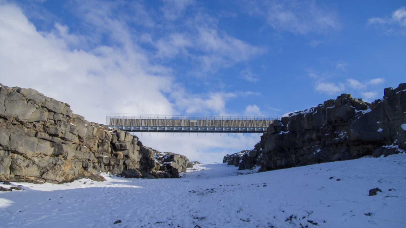 A Bridge Between Two Continents, Miðlína - Iceland - March 2017