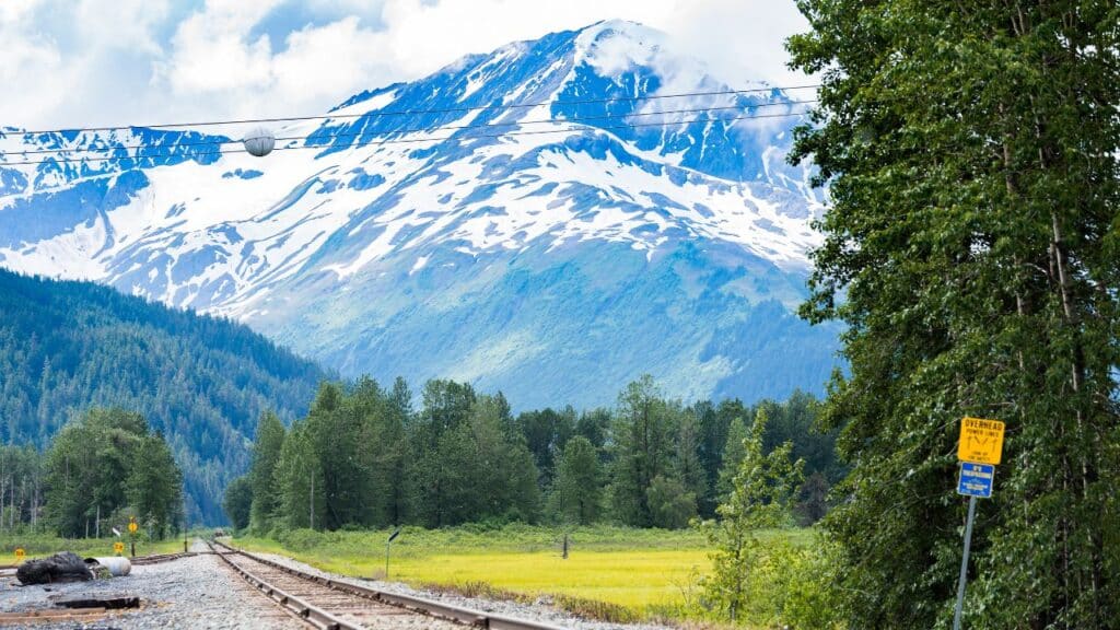 Alaska Railway to Seward along the lake and mountain